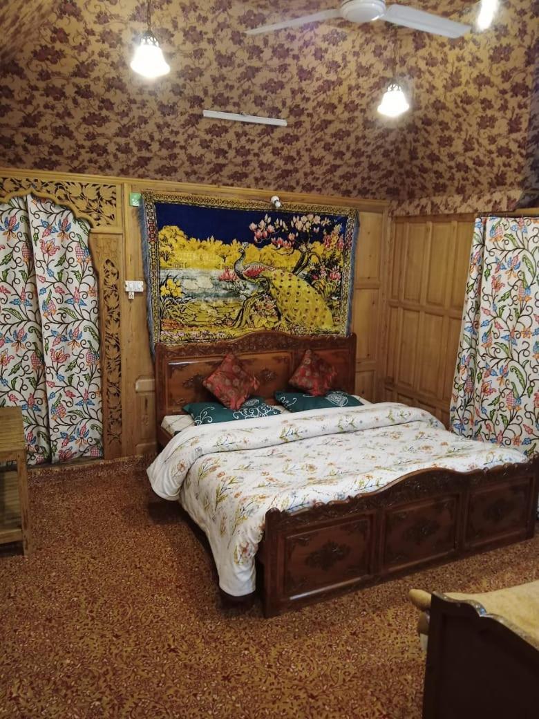 New Lakes Crown Group Of Houseboats Srīnagar Esterno foto