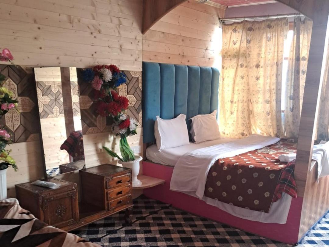 New Lakes Crown Group Of Houseboats Srīnagar Camera foto
